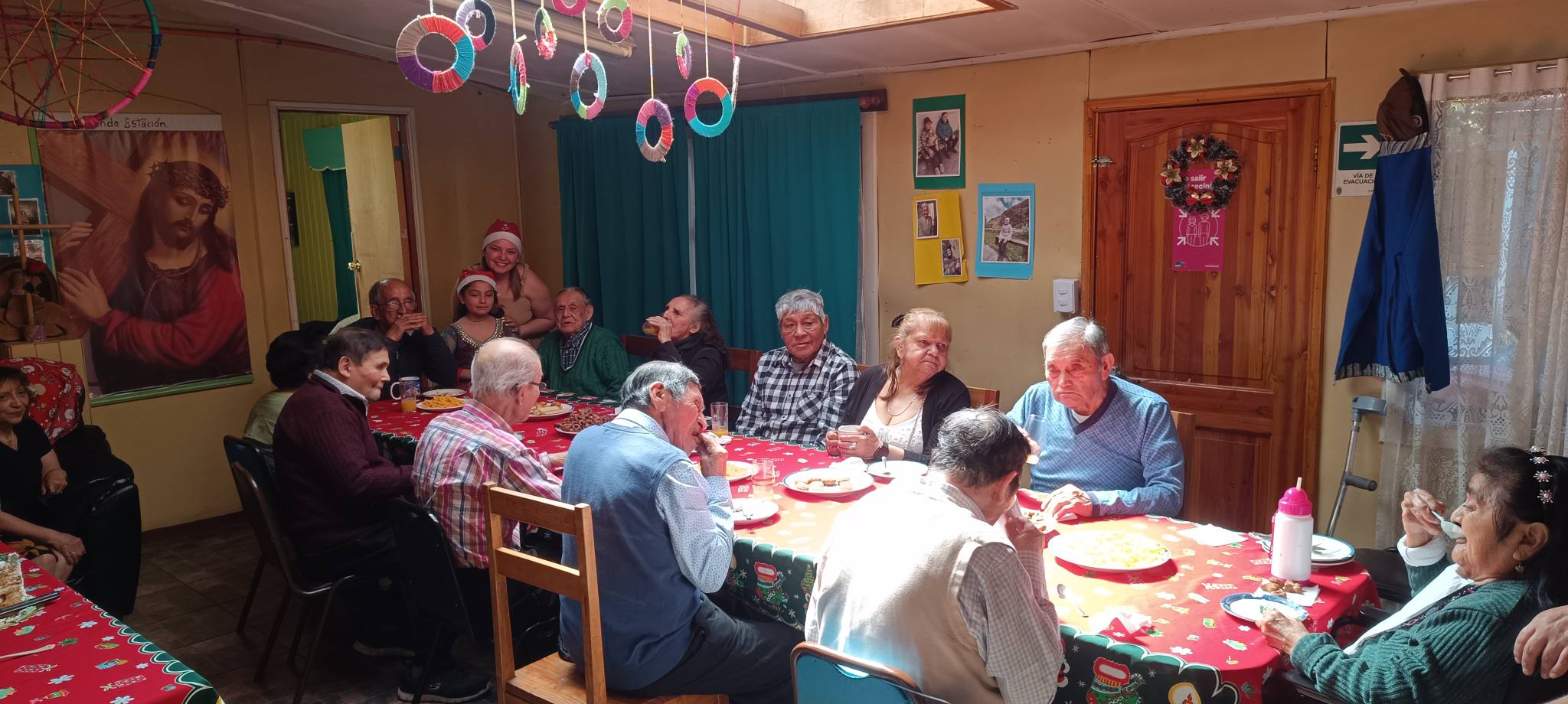 NAVIDAD CON SENTIDO: ESTUDIANTES DEL CFT ESTATAL DE AYSÉN COMPARTEN CON ADULTOS MAYORES DEL HOGAR SAN BERNARDO