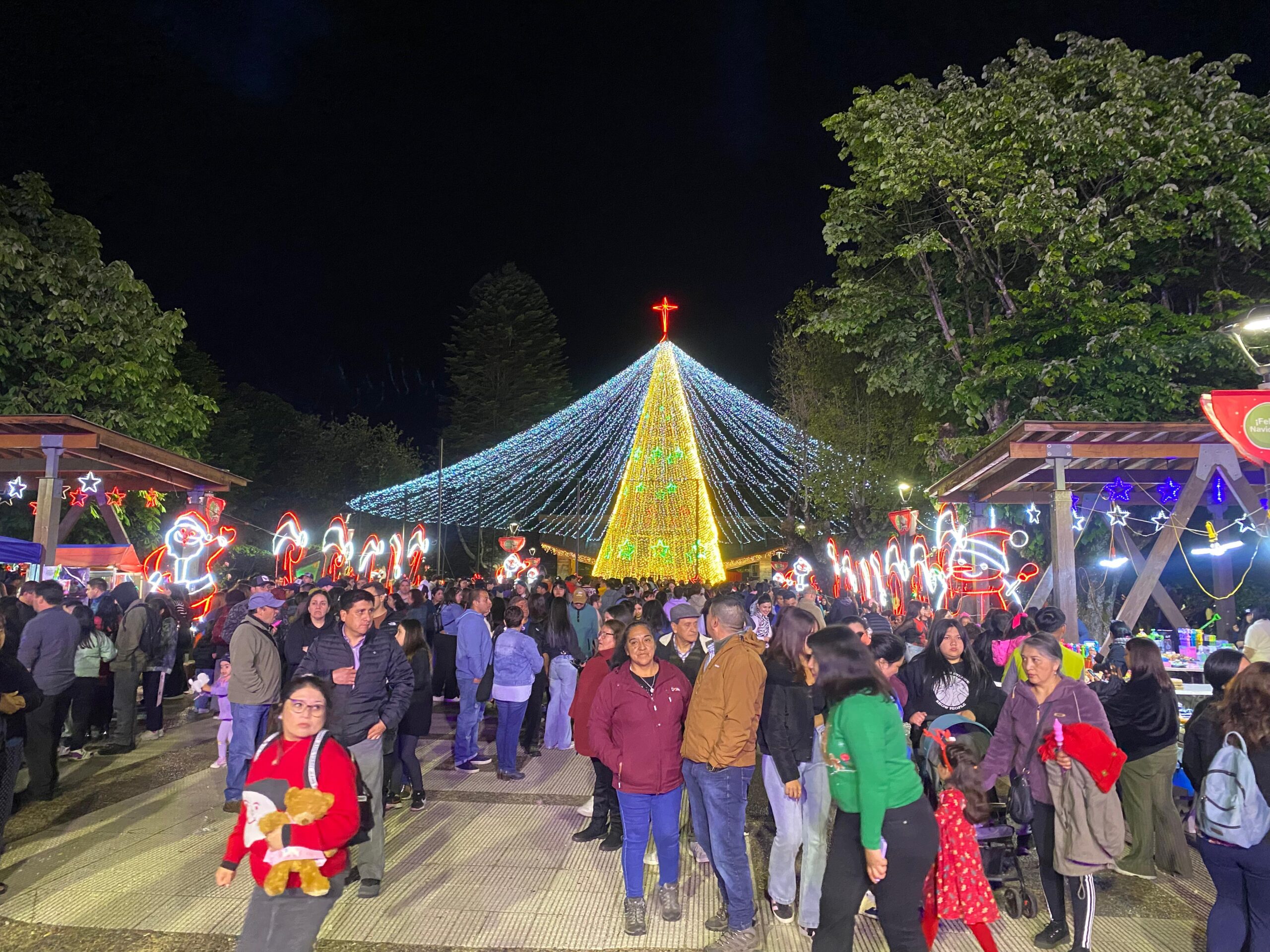 Espectacular encendido de luces vuelve a llenar de magia navideña a Puerto Aysén