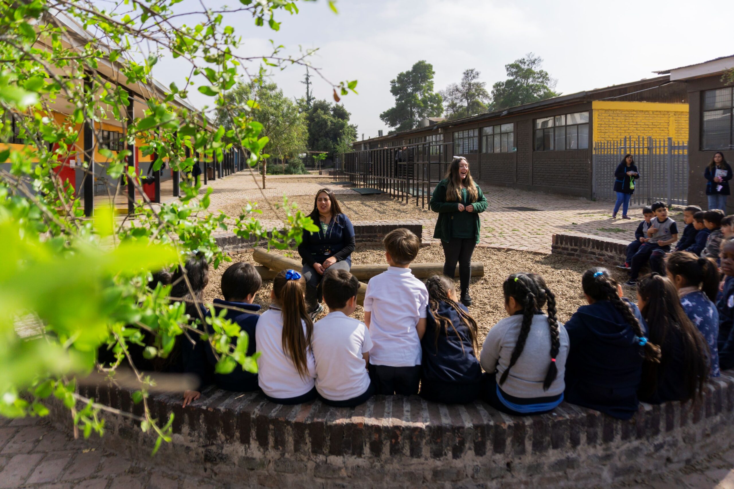 Expertos entregan recomendaciones para evitar pantallas y aprovechar la naturaleza