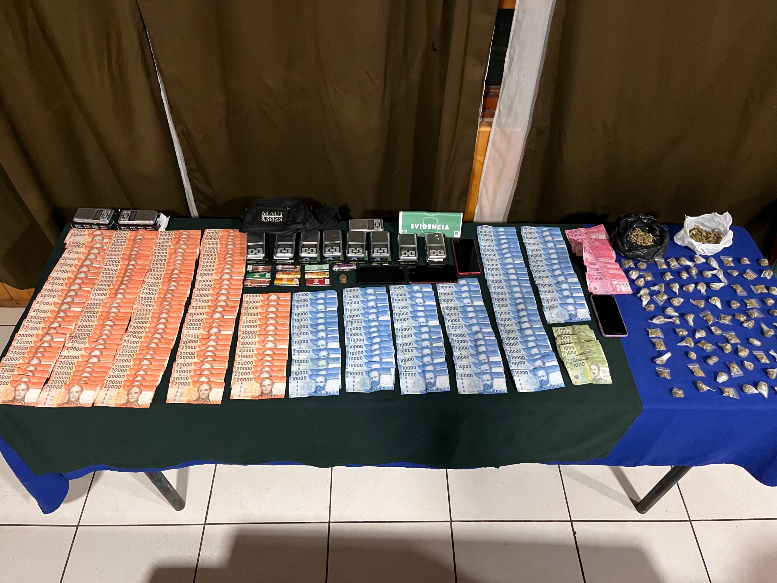 Carabineros de Chile Chico detuvo a tres personas por tráfico de drogas e incautó marihuana y más de 4 millones de pesos en efectivo