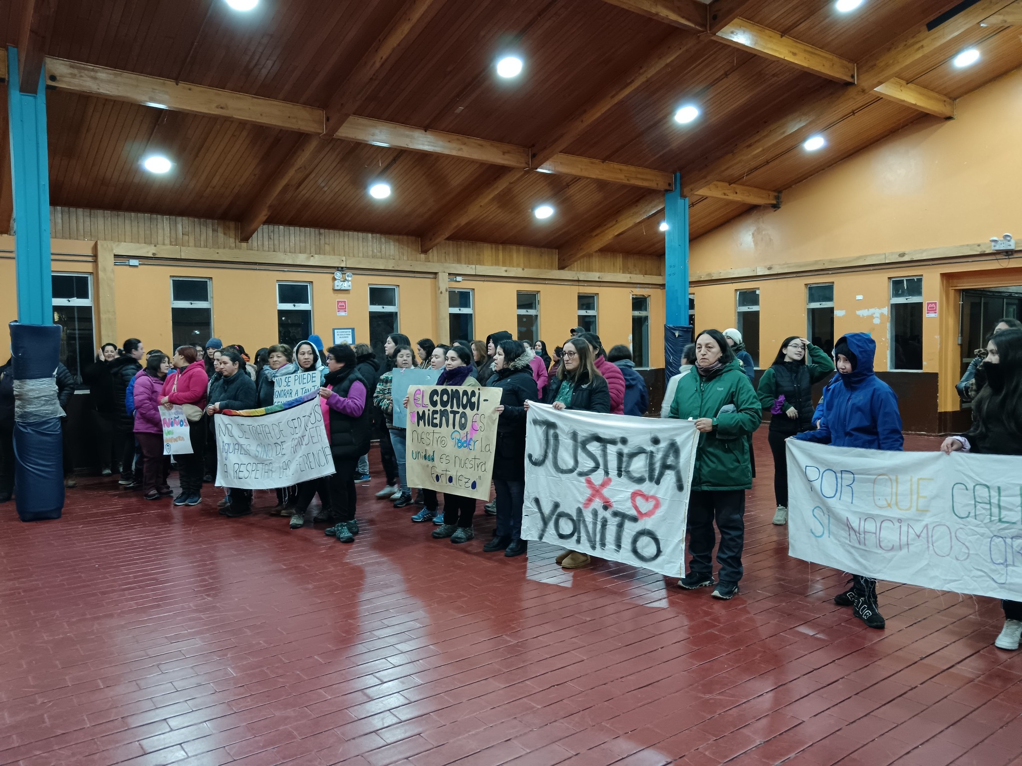 Apoderados del Liceo Mañihuales se movilizan exigiendo cambios urgentes tras grave hecho de violencia escolar