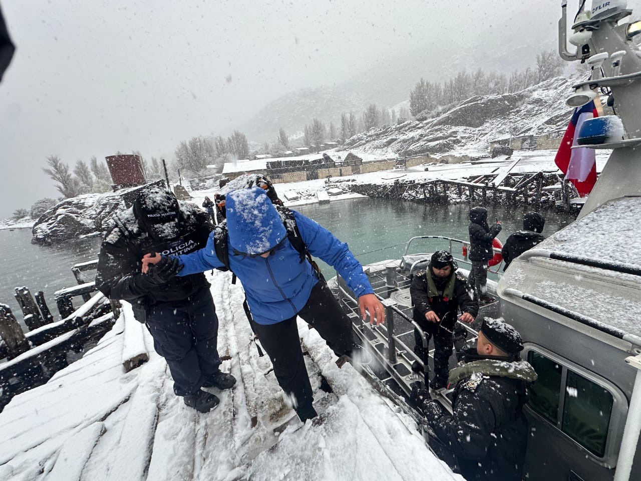 Armada evacuó a estudiantes aislados en sector Puerto Cristal