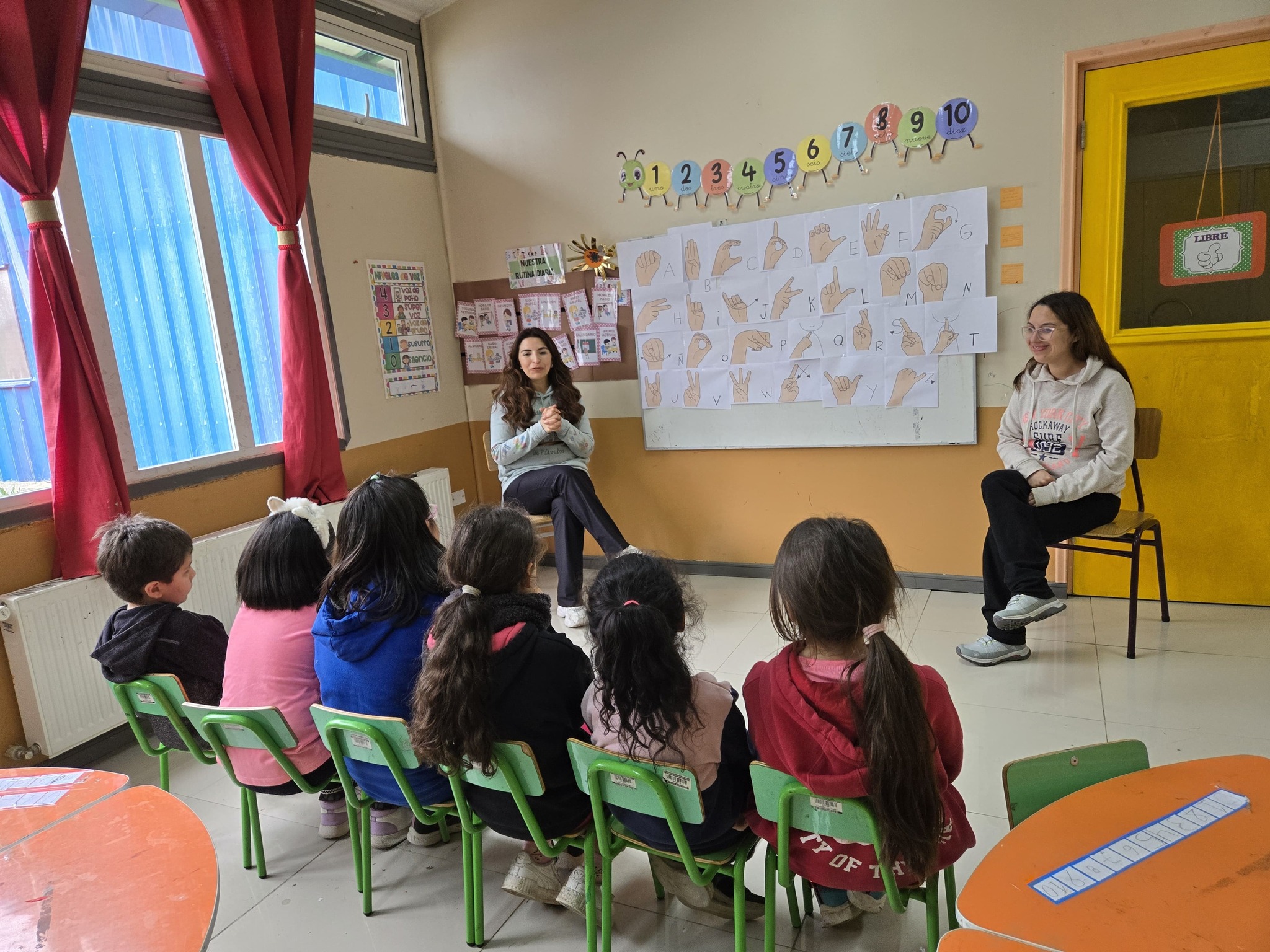 Municipio de Chile Chico impulsa clases de Lengua de Señas en la Escuela Libertador O’Higgins en Puerto Guadal