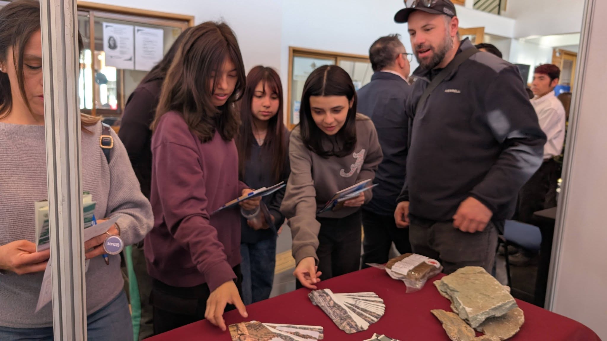 Chile Chico reúne a más de 130 personas en Feria de Empleo y Minería #HayVacantes